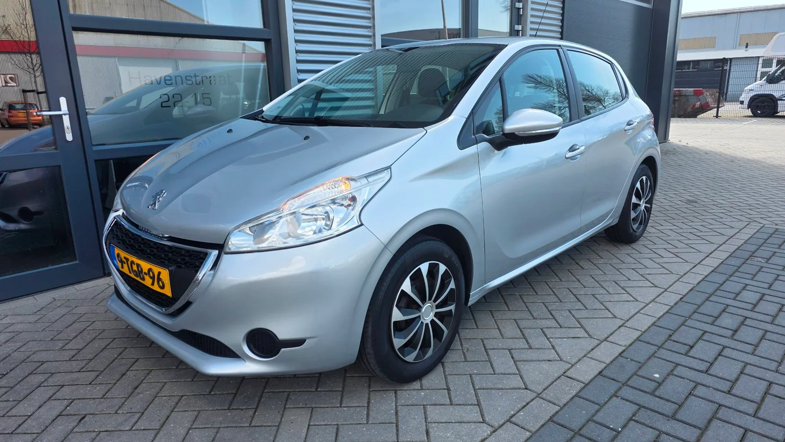 Peugeot 208 (2013) — foto 1