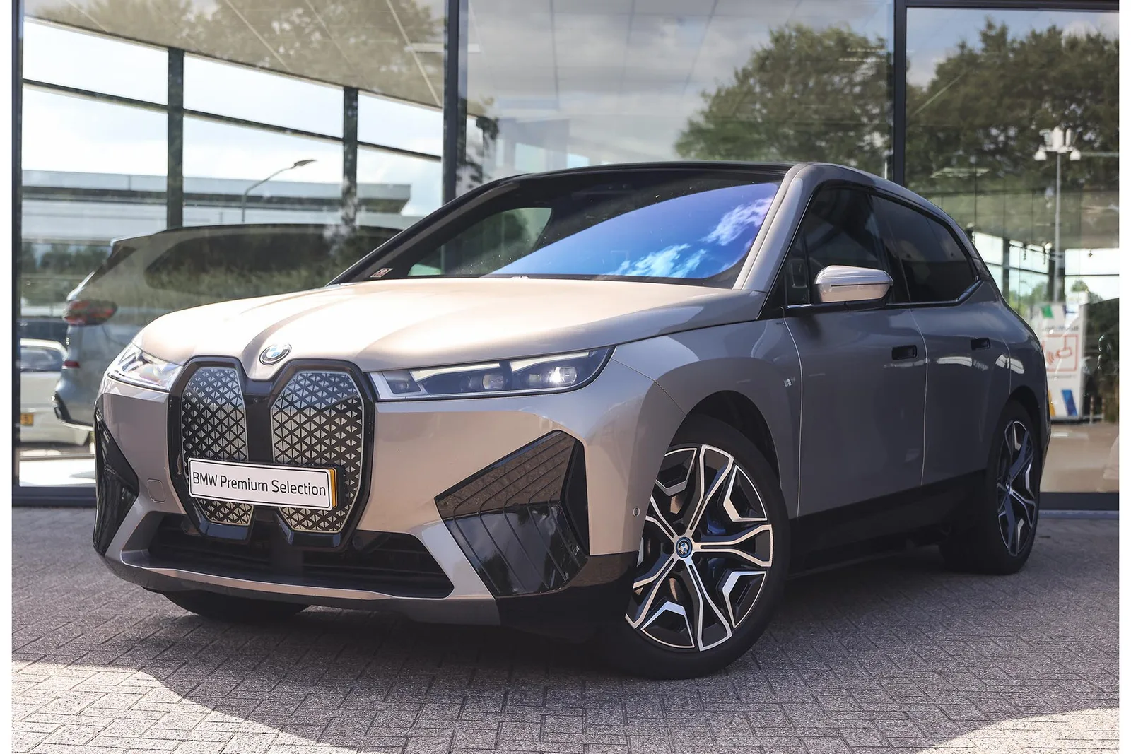 BMW iX (2022) — foto 1