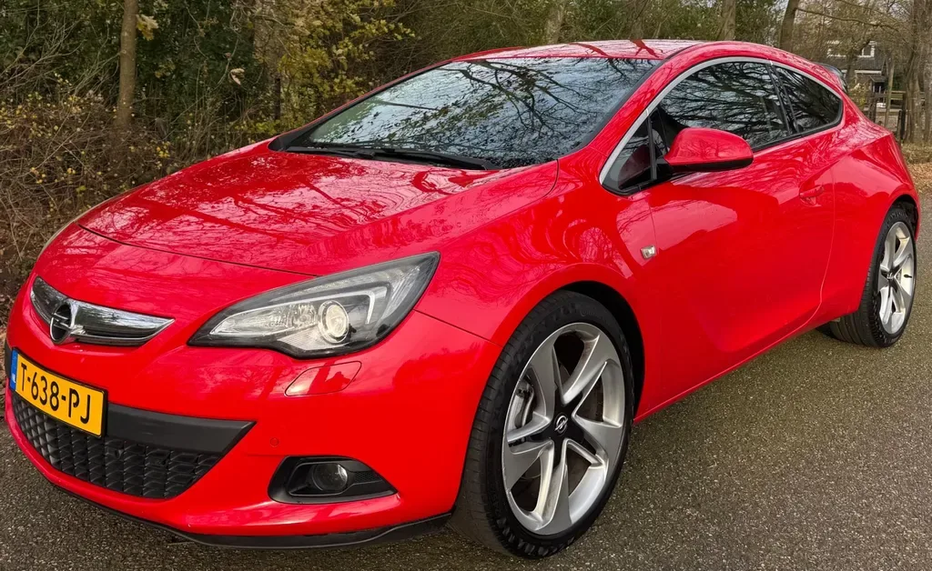 Opel Astra (2011) — foto 1