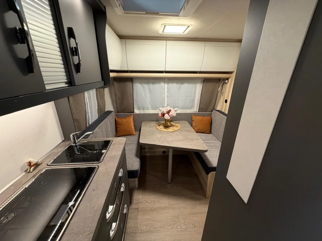 Hobby De Luxe (2026) — foto 1