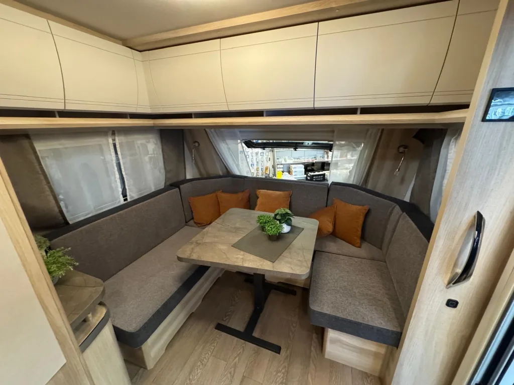 Hobby De Luxe (2026) — foto 1