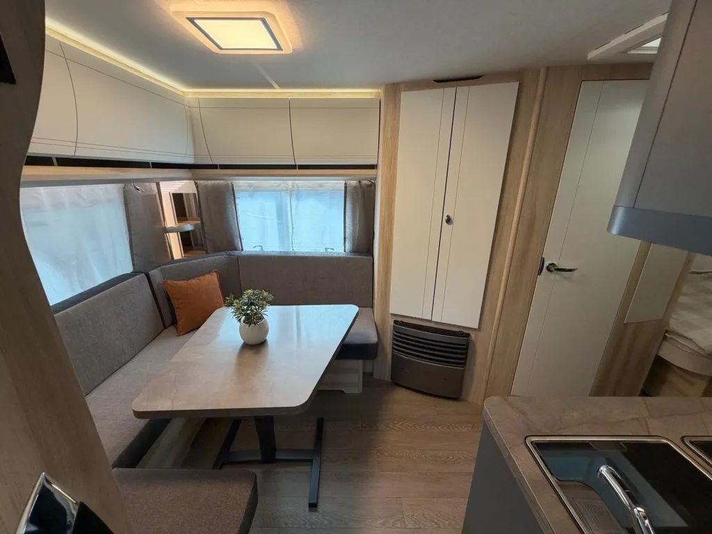 Hobby De Luxe (2026) — foto 1