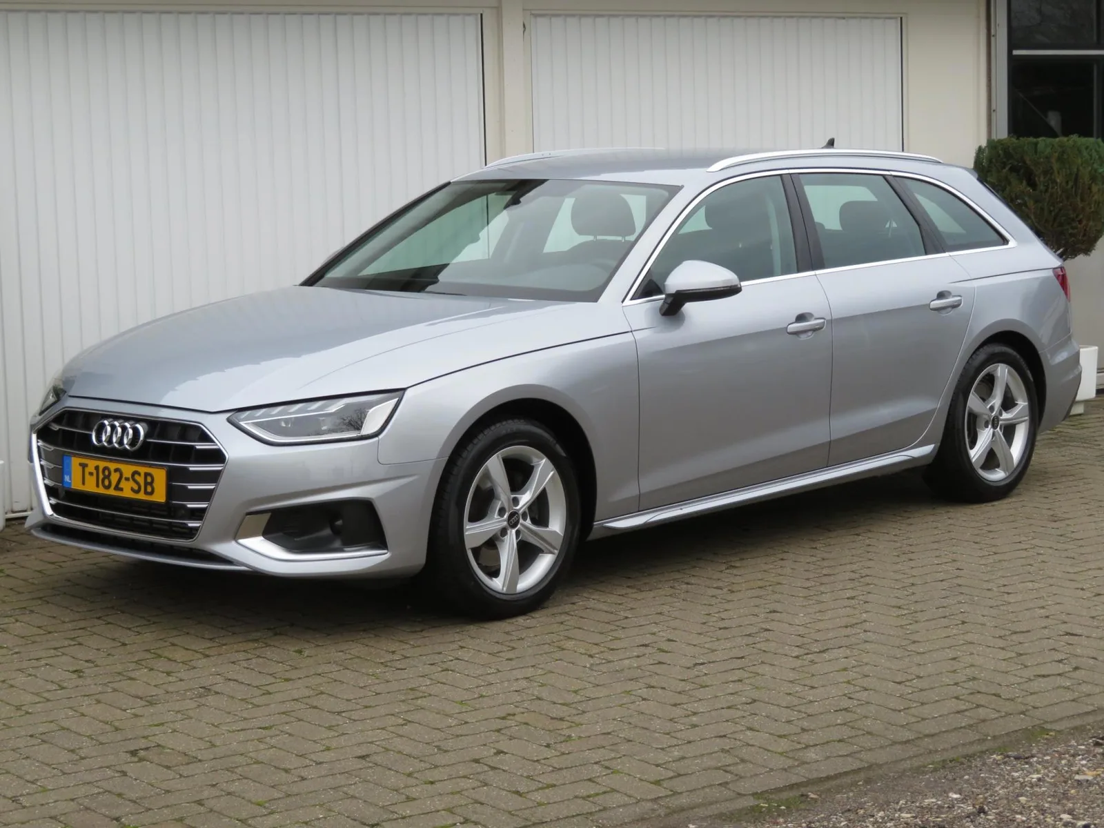 Audi A4 (2023) — foto 1