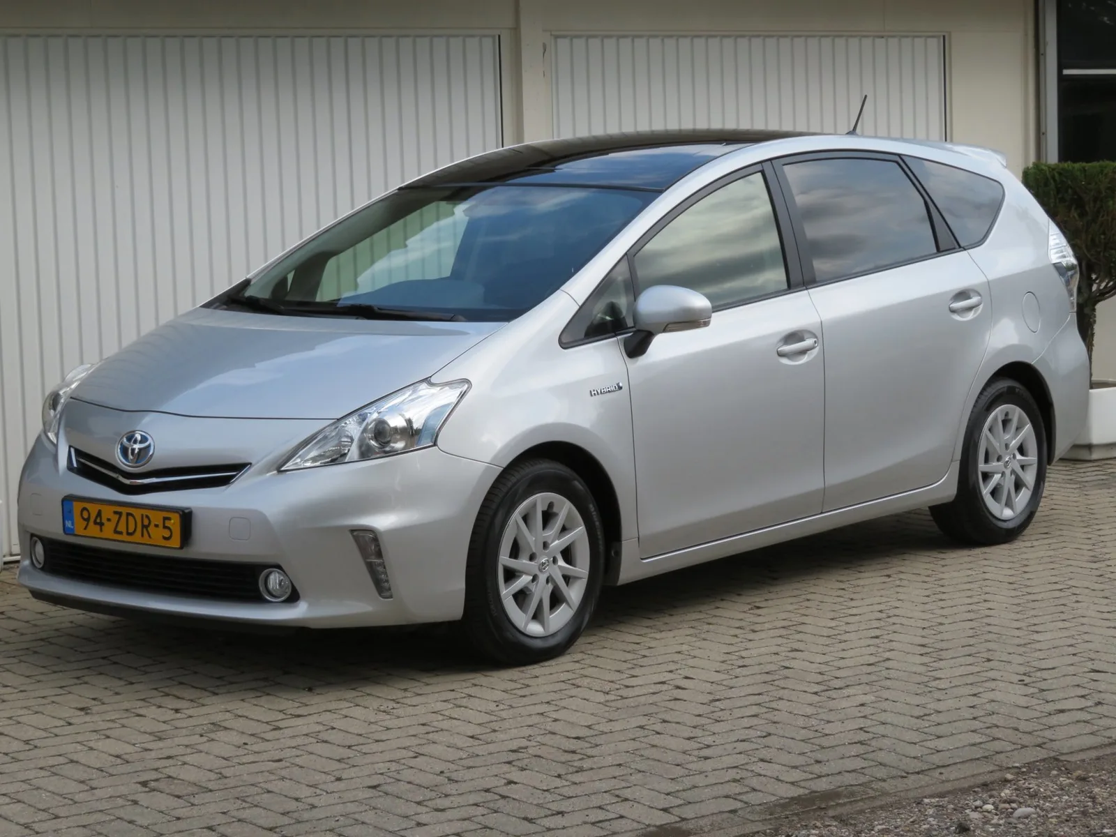 Toyota Prius Wagon (2012) — foto 1