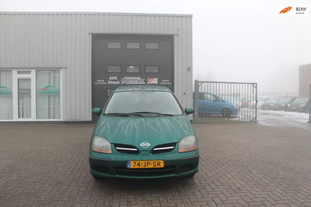 Nissan Almera Tino (2002) — foto 1