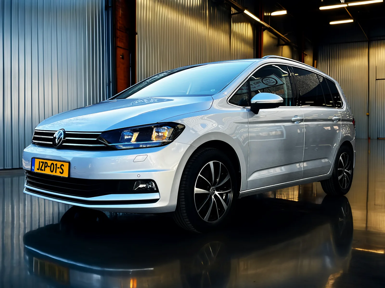 Volkswagen Touran (2021) — foto 1