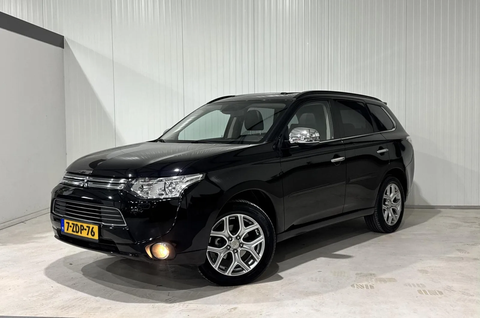 Mitsubishi Outlander (2014) — foto 1