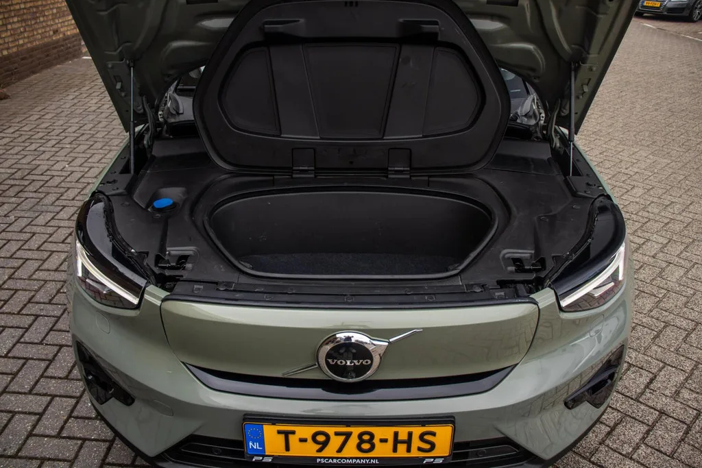 Volvo XC40 (2023) — foto 1