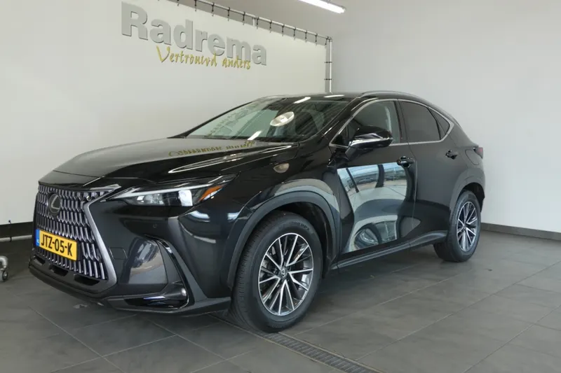 Lexus NX (2023)