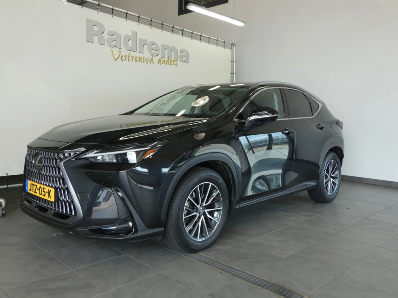 Lexus NX (2023) — foto 1