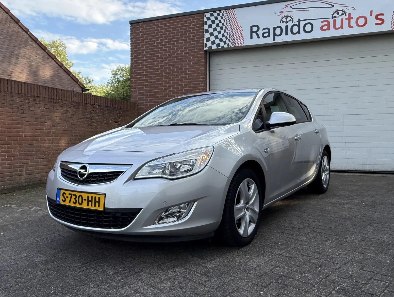 Opel Astra (2011) — foto 1