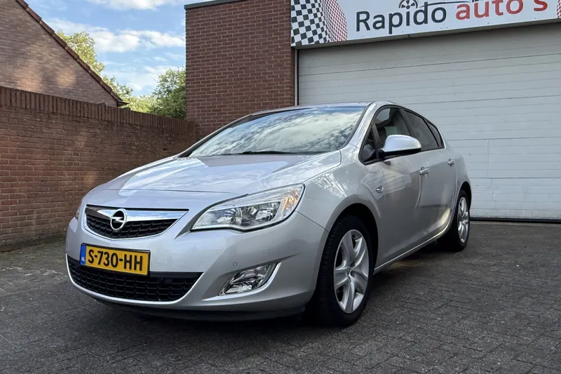 Opel Astra (2011)