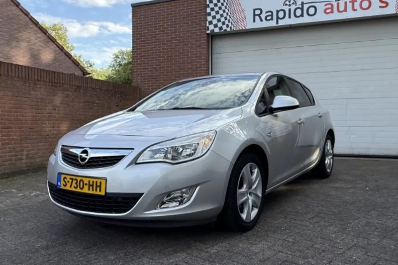 Opel Astra (2011)