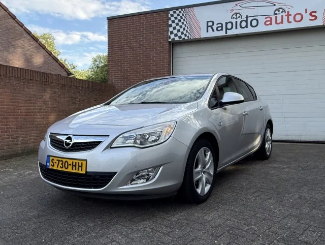 Opel Astra (2011) — foto 1