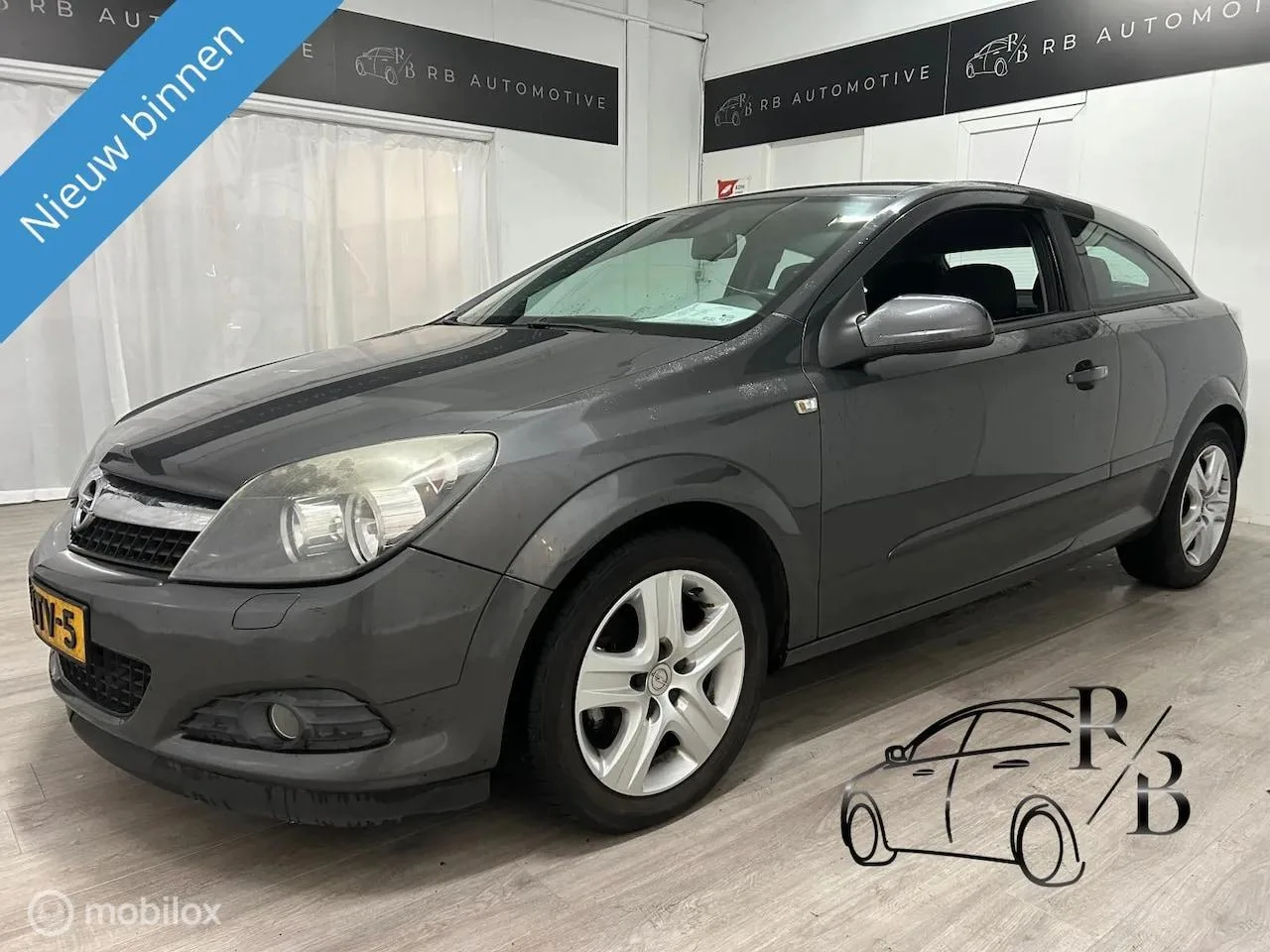 Opel Astra GTC (2009) — foto 1