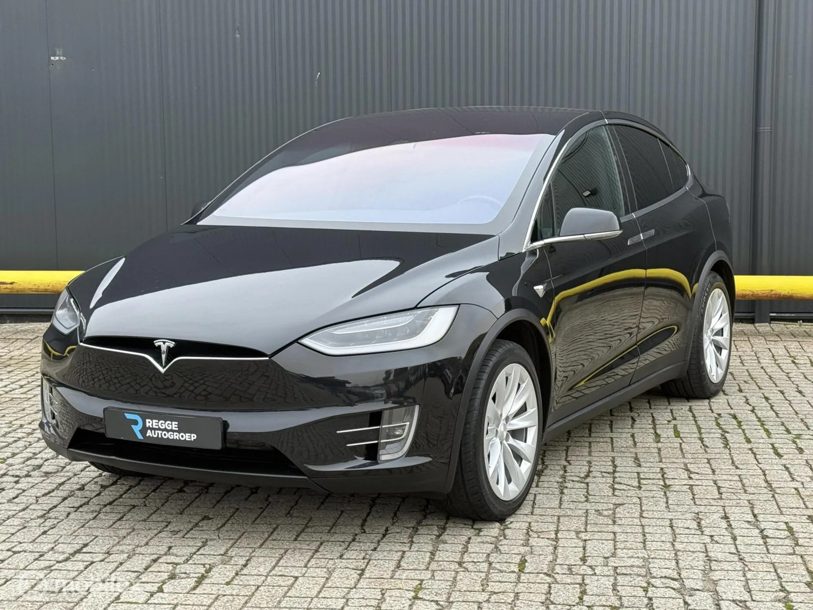 Tesla Model X (2017) — foto 1