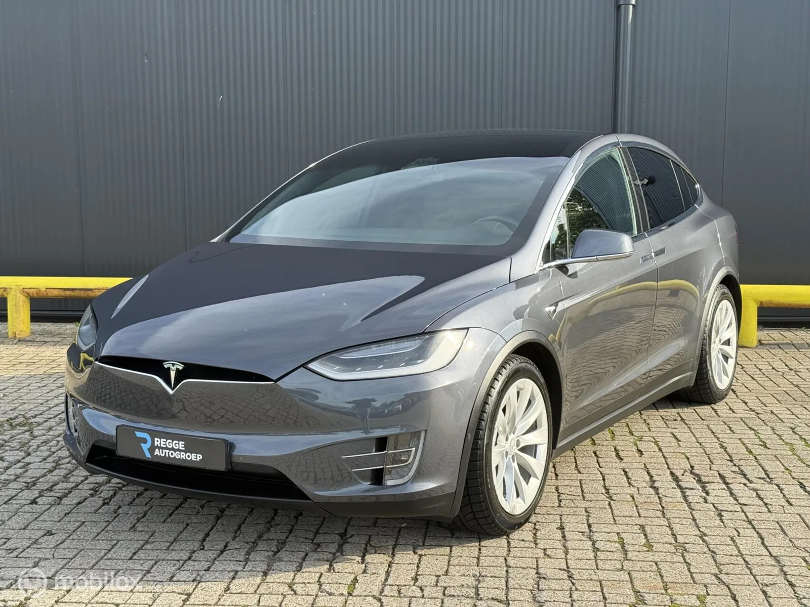 Tesla Model X (2017) — foto 1
