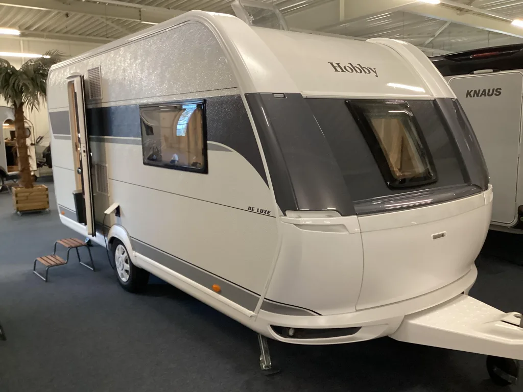 Hobby De Luxe (2026) — foto 1