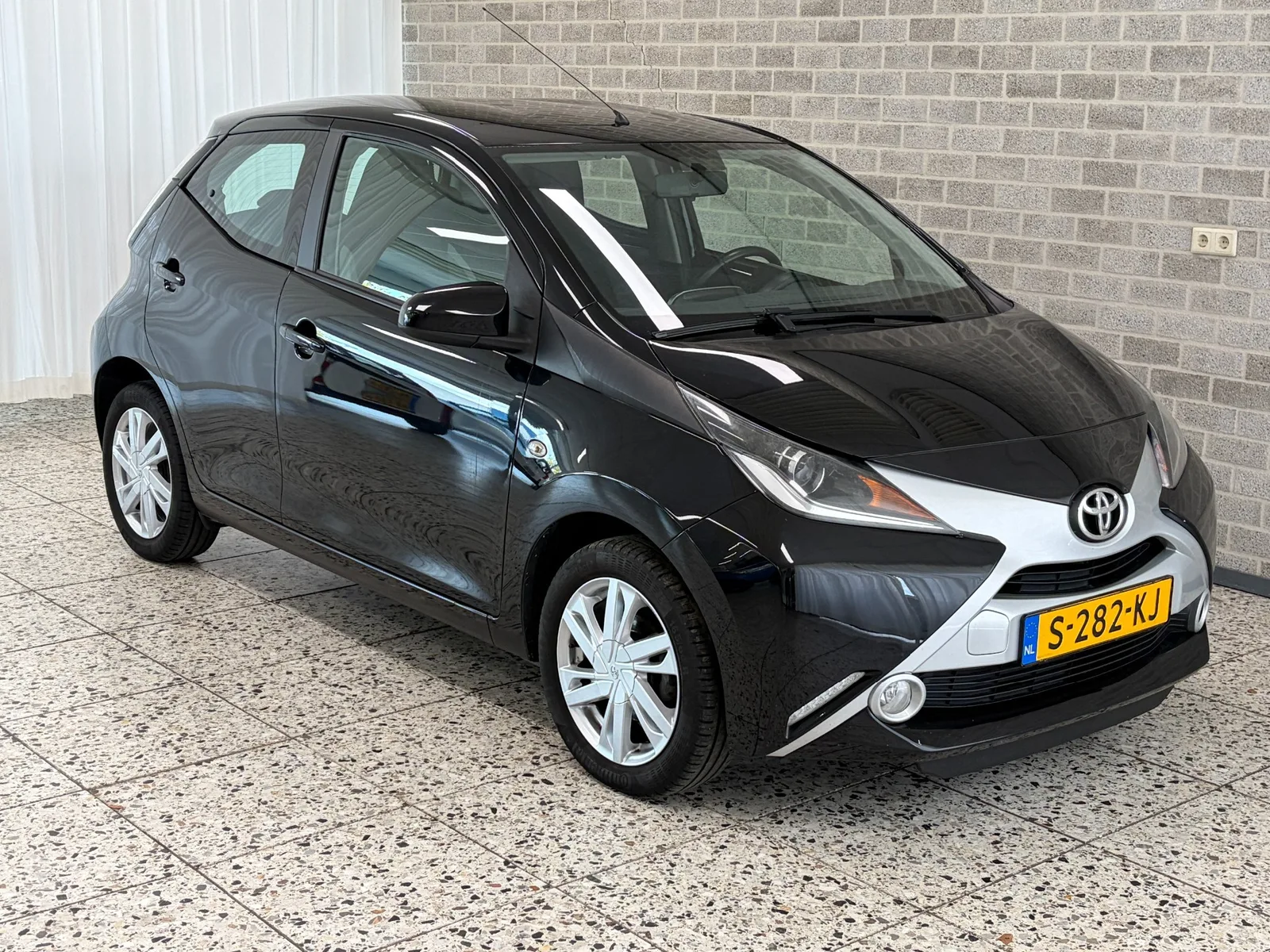 Toyota Aygo (2016) — foto 1