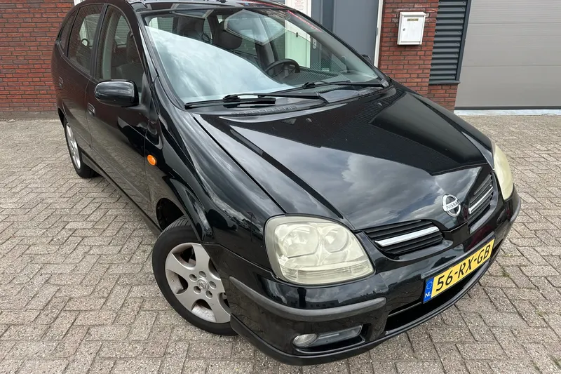 Nissan Almera Tino (2005)