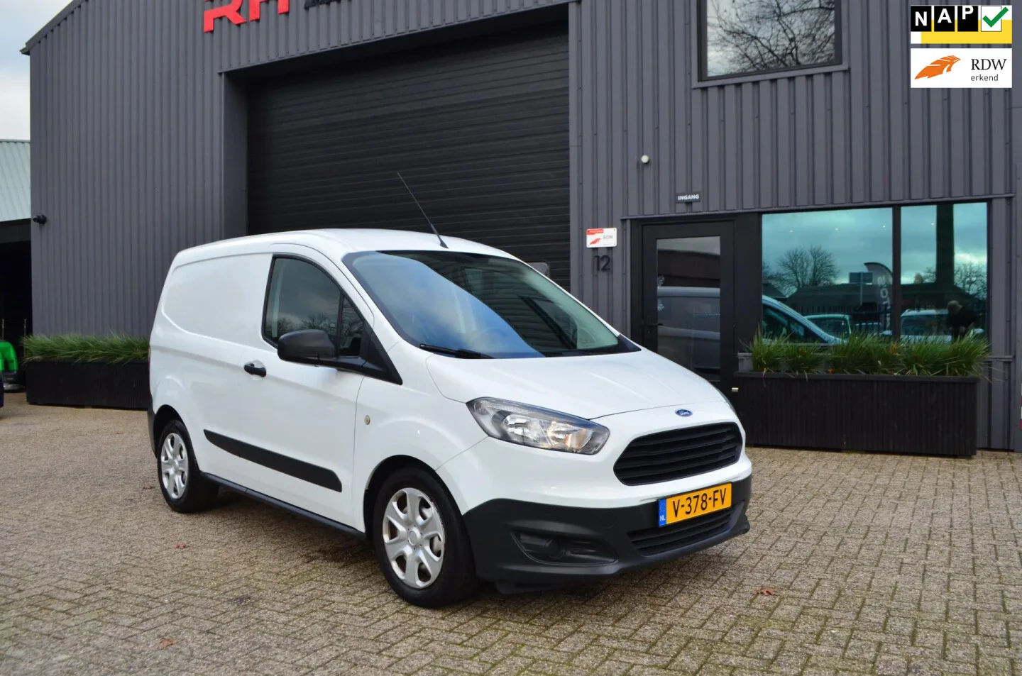 Ford Transit Courier (2017) — foto 1