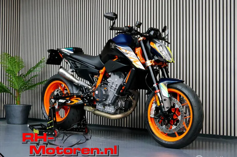 KTM 890 Duke R (2024)