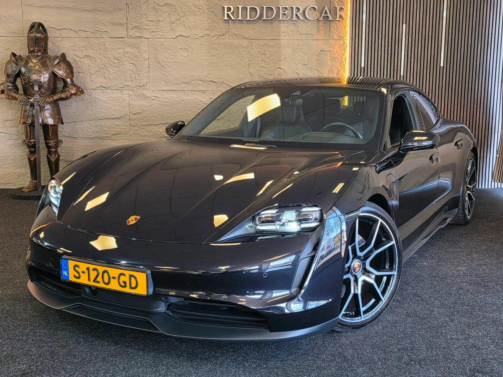 Porsche Taycan (2023) — foto 1