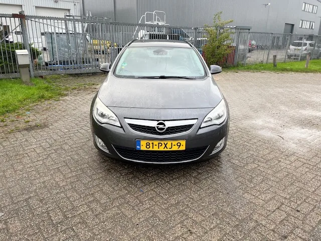 Opel Astra (2011) — foto 1