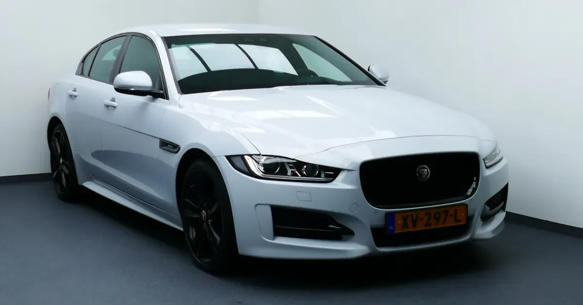 Jaguar XE (2019) — foto 1