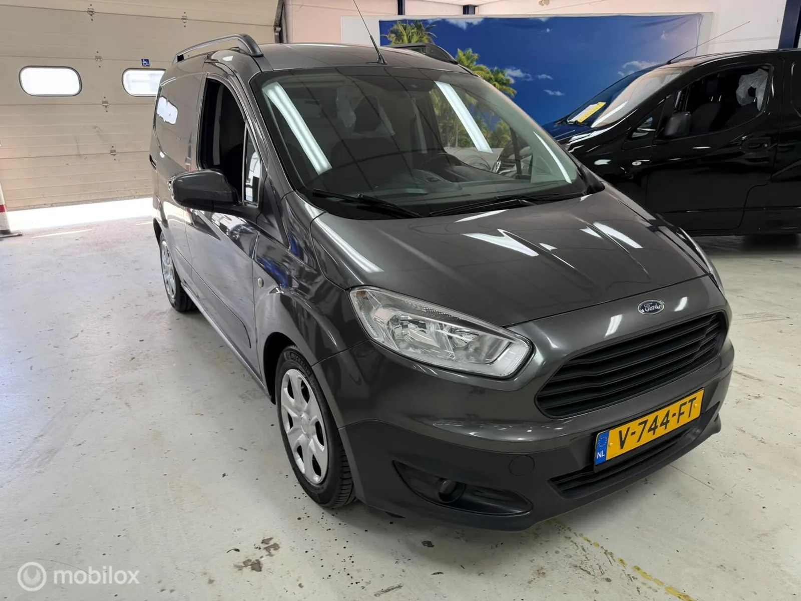 Ford Transit Courier (2017) — foto 1
