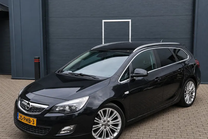 Opel Astra Sports Tourer (2011)