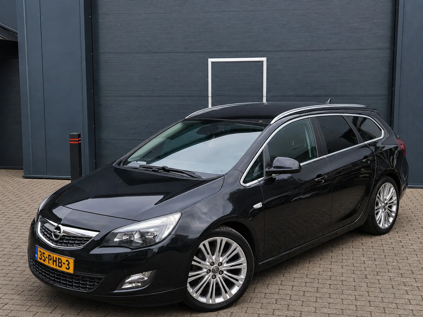 Opel Astra Sports Tourer (2011) — foto 1