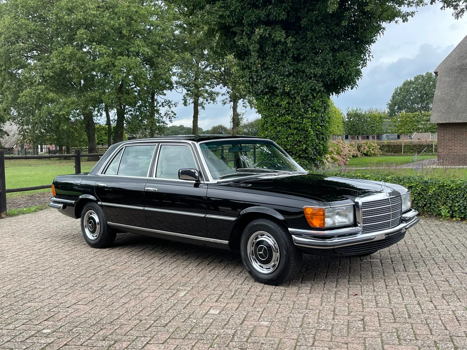 Mercedes-Benz 400-Serie (1977) — foto 1