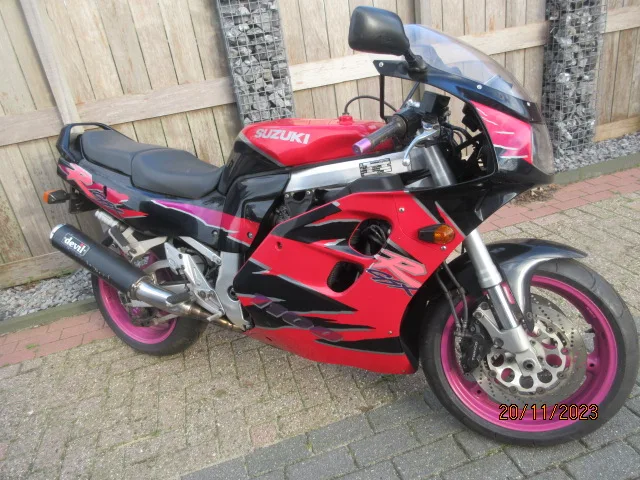 Suzuki GSX-R1100W (1995) — foto 1