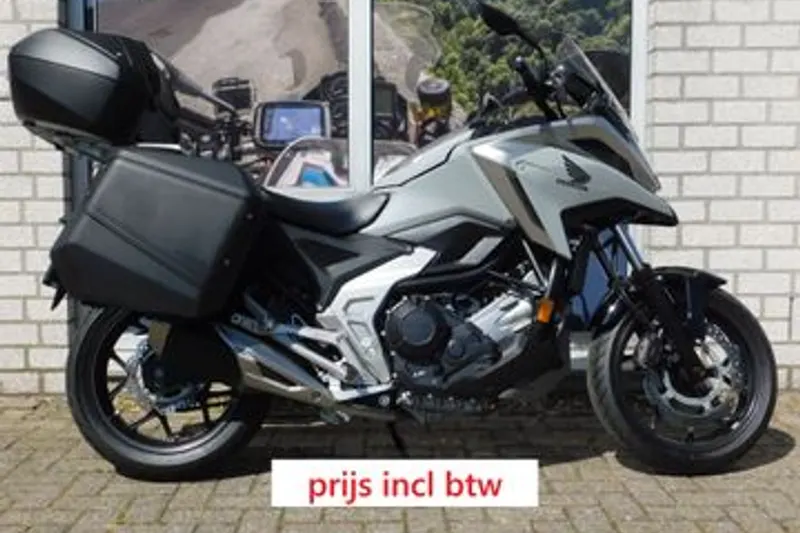 Honda NC 750 XA voorzien van 3 delige kofferset (2024)