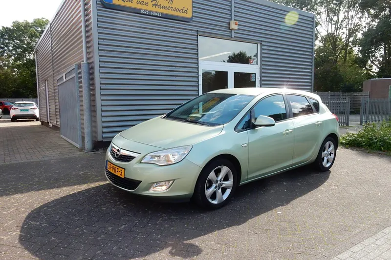 Opel Astra (2011)