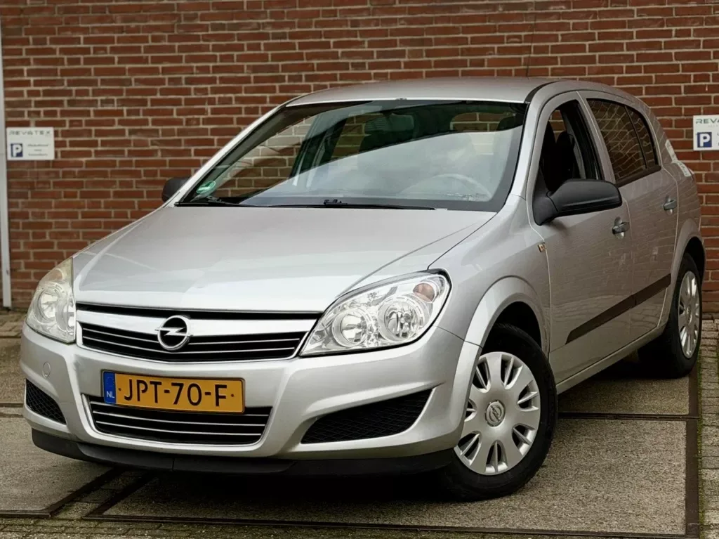 Opel Astra (2009) — foto 1