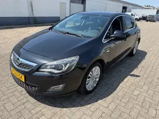 Opel Astra (2011) — foto 1