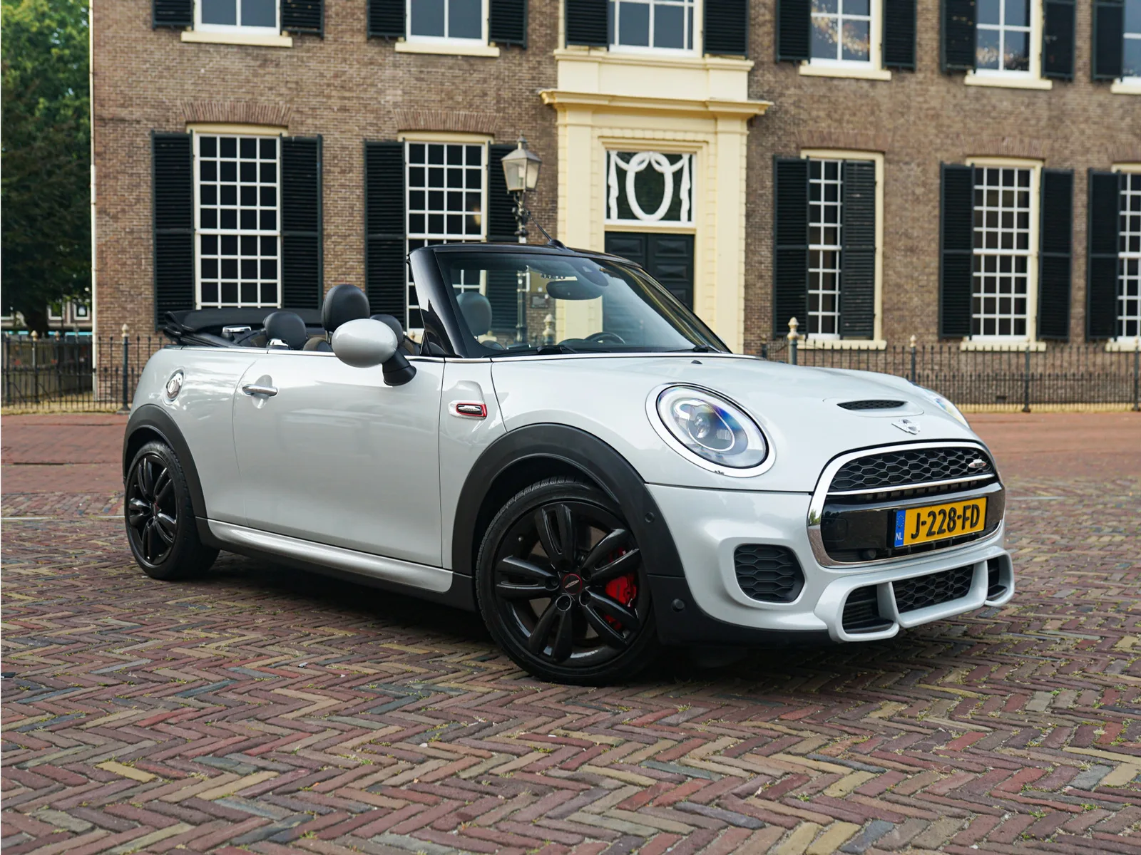 MINI Cabrio (2018) — foto 1