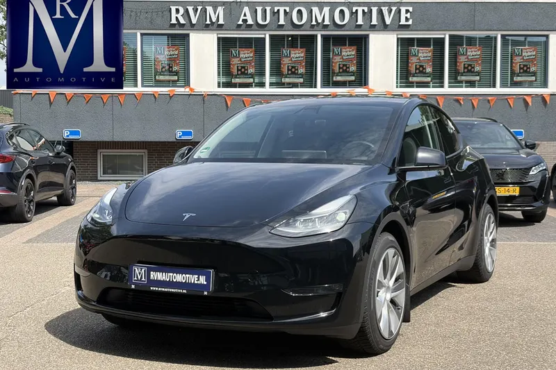 Tesla Model Y (2024)