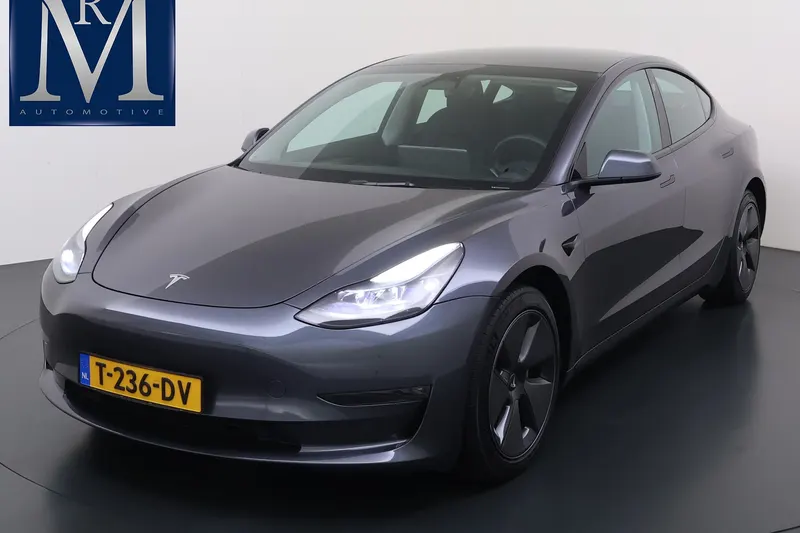 Tesla Model 3 (2023)