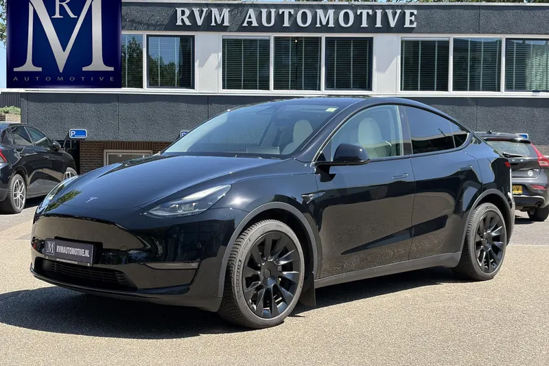 Tesla Model Y (2024)