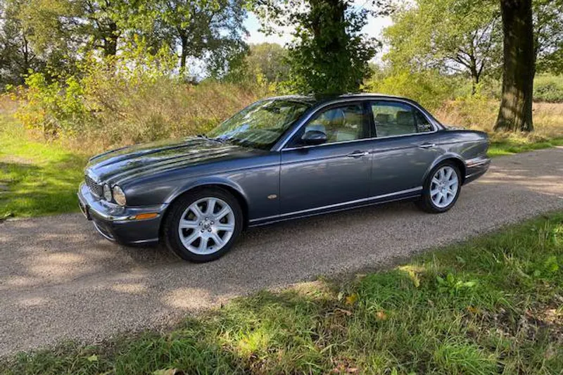 Jaguar XJ (0)