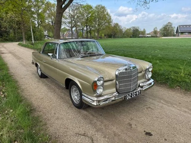 Mercedes-Benz 200-Serie (1969) — foto 1