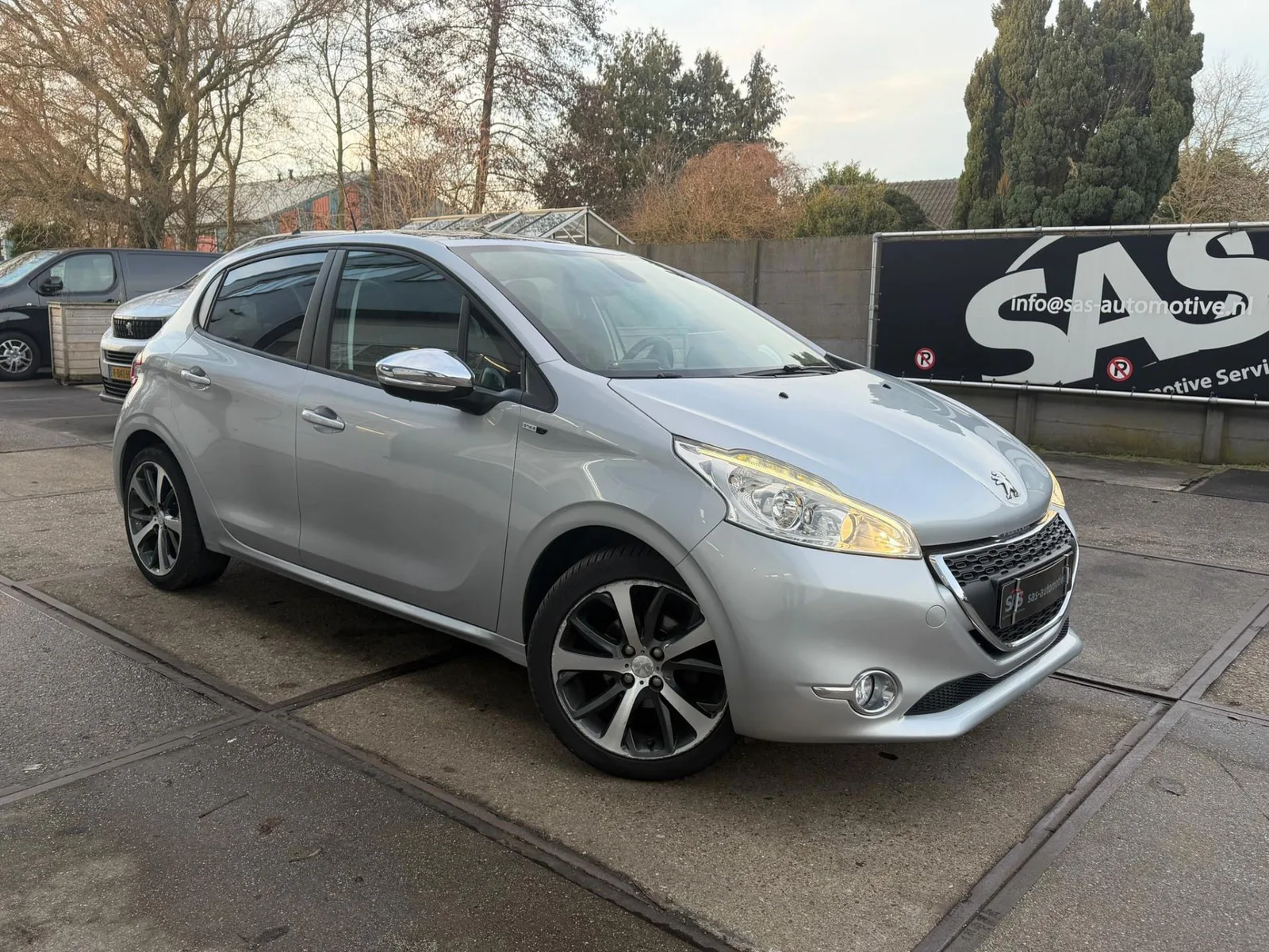 Peugeot 208 (2015) — foto 1