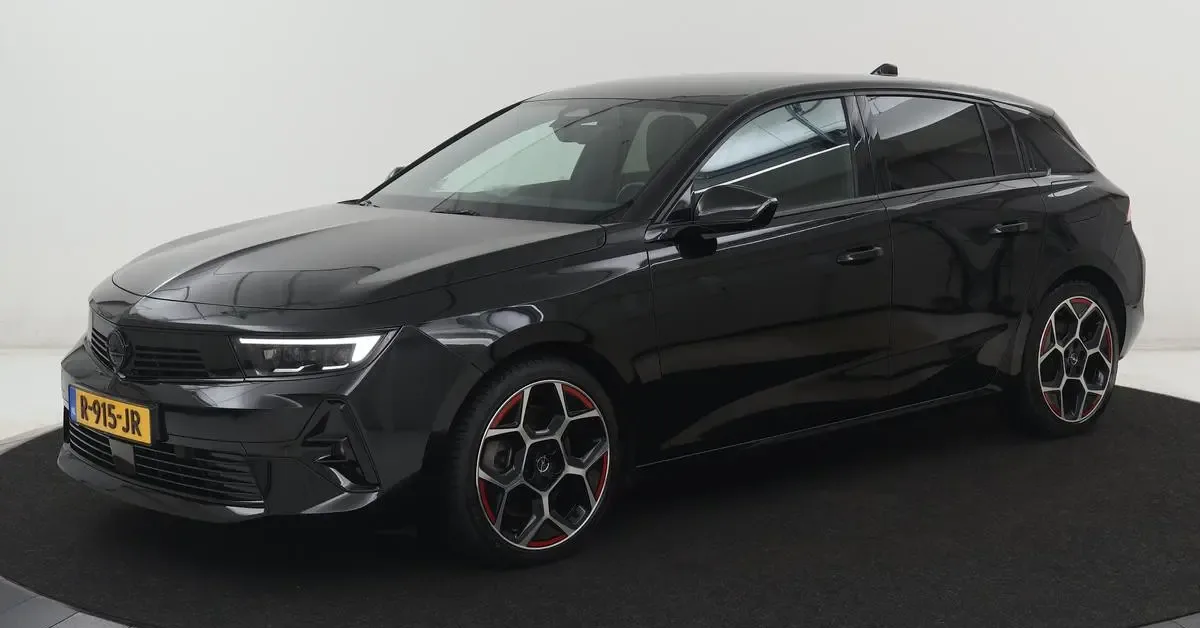 Opel Astra (2022) — foto 1