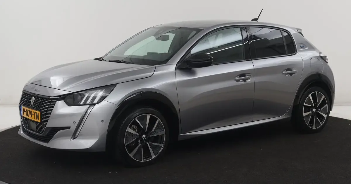 Peugeot e-208 (2022) — foto 1
