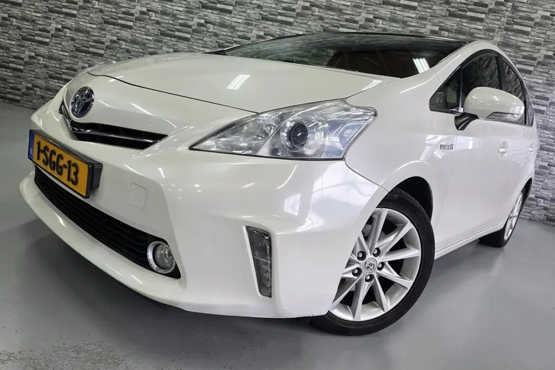 Toyota Prius Wagon (2012)