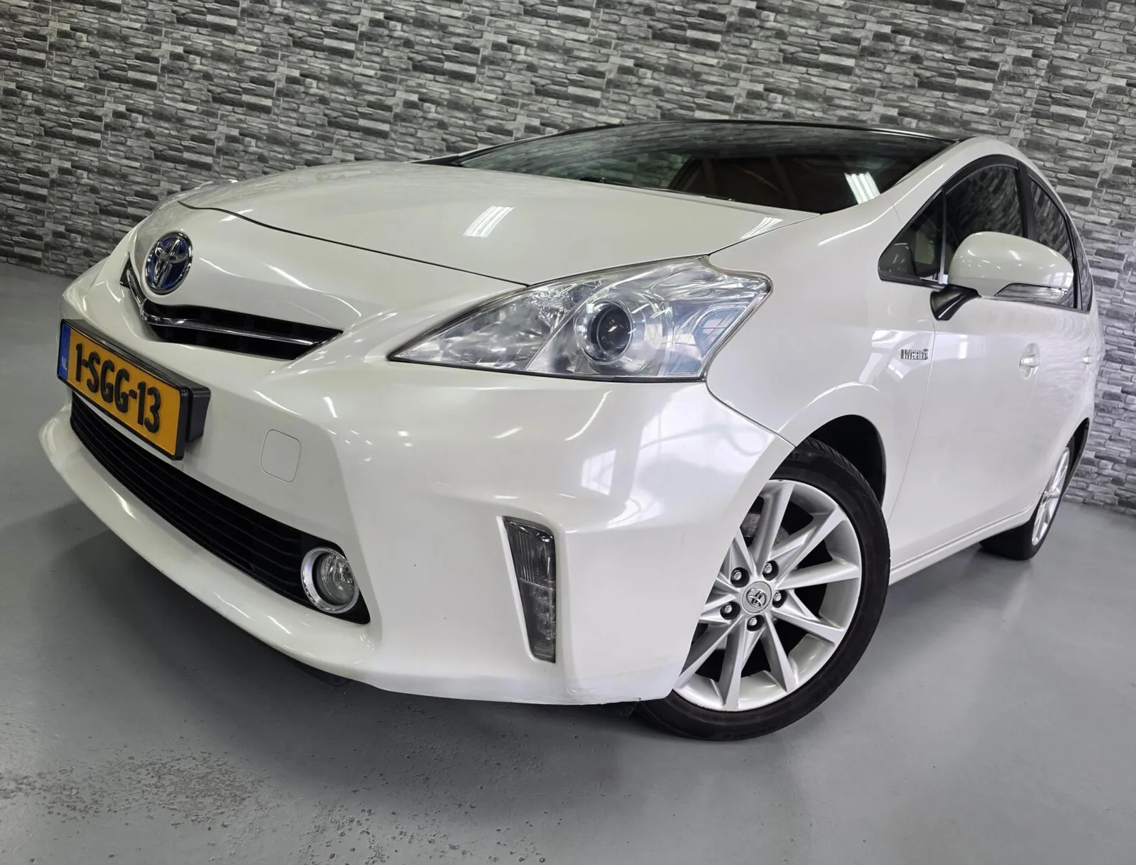 Toyota Prius Wagon (2012) — foto 1