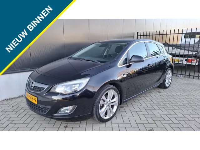 Opel Astra (2011) — foto 1